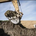 Pengelolaan topsoil pada reklamasi tambang dengan penyebaran tanah subur untuk mendukung pertumbuhan vegetasi di lahan bekas tambang.