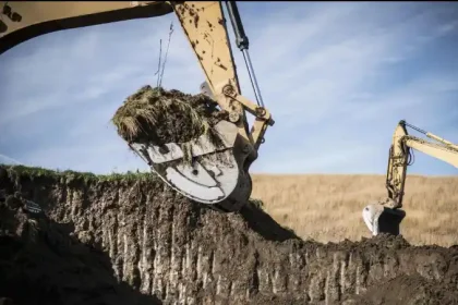 Pengelolaan topsoil pada reklamasi tambang dengan penyebaran tanah subur untuk mendukung pertumbuhan vegetasi di lahan bekas tambang.