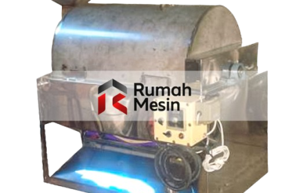Operator mengatur suhu mesin sangrai kopi untuk mengendalikan perkembangan aroma dan warna biji selama proses penyangraian.